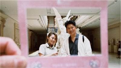 戀愛好事多聯誼活動在博物館內參與解謎活動，一邊欣賞展覽一邊互動交流的場景。