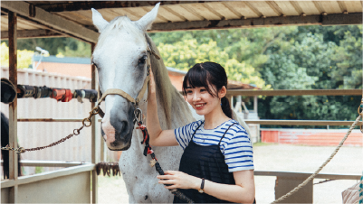 戀愛好事多聯誼交友活動參加戶外騎馬活動，在教練指導下騎乘馬匹並互動交流的場景。